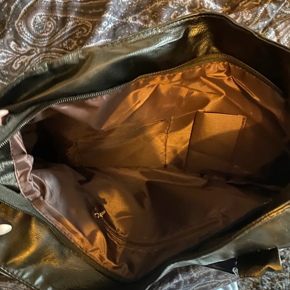 Svart skinnväska från shein, oanvänd i nyskick, skulle säga att den är typ mellan stor plus den har många fickor så man får plats med allt man behöver. Väskor.
