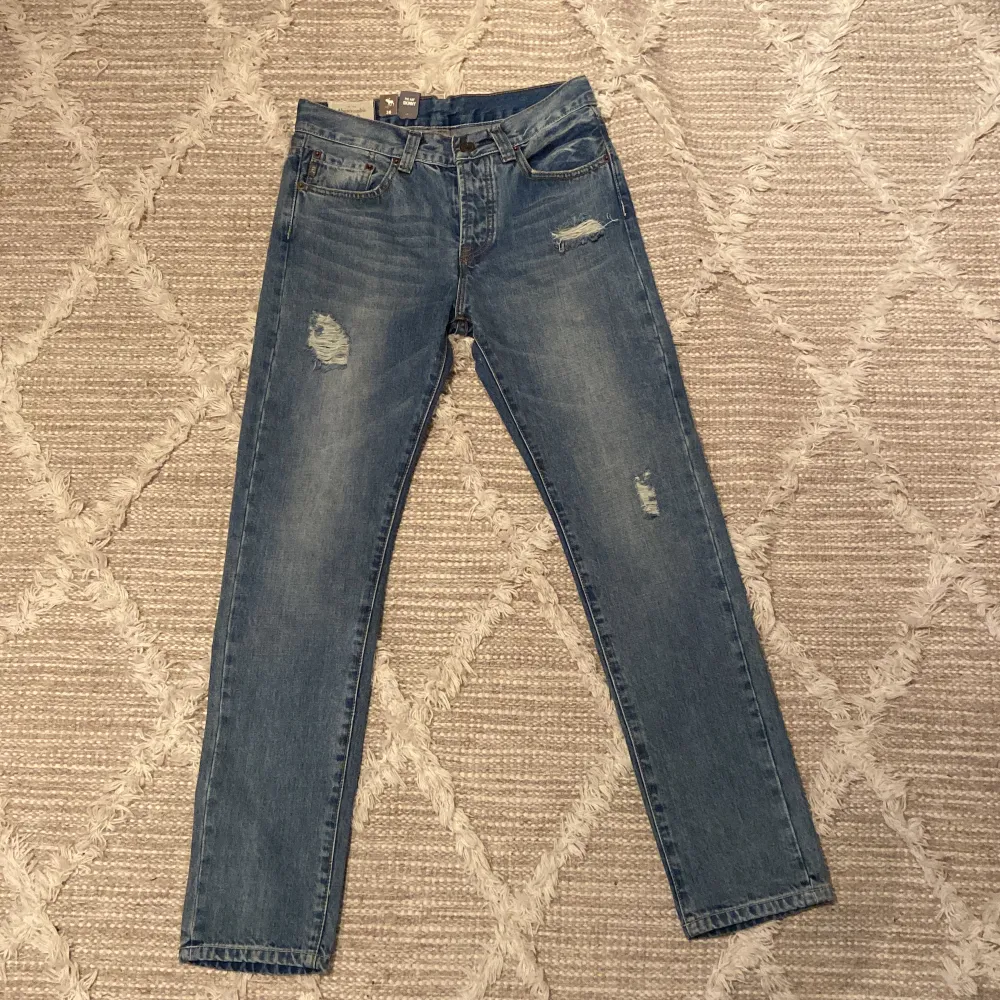 Säljer ett par skinny midwaist Abercrombie & Fitch jeans med design på bakfickorna i modell 1809, aldrig använda pågrund av att dem e för små. Väldigt fina, som helt nya💕. Jeans & Byxor.