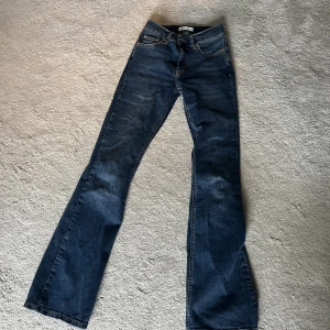 Bootcut jeans - Nästan helt oanvända mörkblå lågmidjade bootcut jeans från Gina tricot! Säljer för att de är lite korta på mig ! Pris kan diskuteras