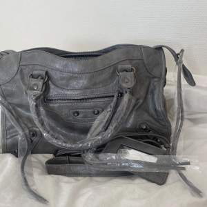 Trendig och snygg väska i bra skick🩶 (lånad bild)