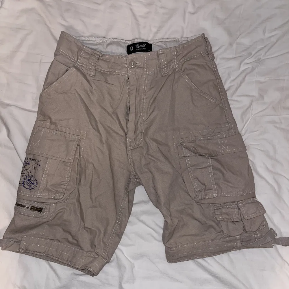 Brandit cargo shorts i färgen beige.  Säljer då den inte kommer till användning. Säljs i butik för 699kr. Shorts.
