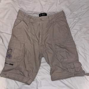 Brandit cargo shorts i färgen beige.  Säljer då den inte kommer till användning. Säljs i butik för 699kr
