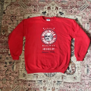 Röd Tjocktröja - Säljer nu min Glidan Ultra Cotton tröja i storleken M. Den gjord på varm och skönt material och ger en heavyweight känsla. 🧡