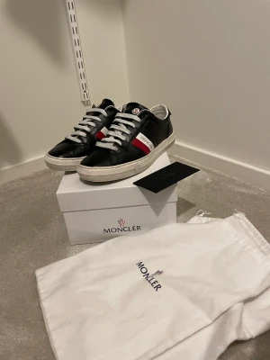Moncler skor - Moncler skor i väldigt bra skick. Storlek 41, lite större så funkar på 42. Ingar box, dustbag och finns även kvitto.