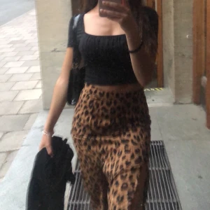 Kjol   - Leopardmönstrad kjol med slits. Använd ett fåtal gånger, i mycket fint skick. Storlek XS