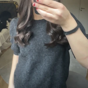 Mörkgrå Stickad t-shirt - Kortärmad stickad tröja från vero Moda. Använd ett fåtal gånger. Nypris 189kr