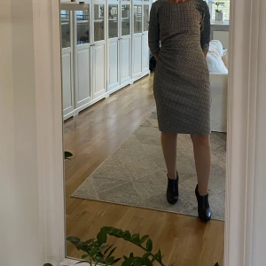 Höstklänning Ralph Lauren - Säljer den här klänningen från Ralph Lauren i hyfsat tjockt tyg som gör den till en höst dröm. Armarna går ungefär till armbågarna. 