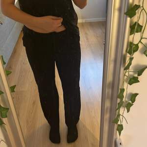 Säljer jättefina kostymbyxor för bra pris. Lågmidjade och har en bra längd flr många. Köpte dem från vero Moda för 400 och säljer de för ett bra pris. Frakt kan diskuteras.💕