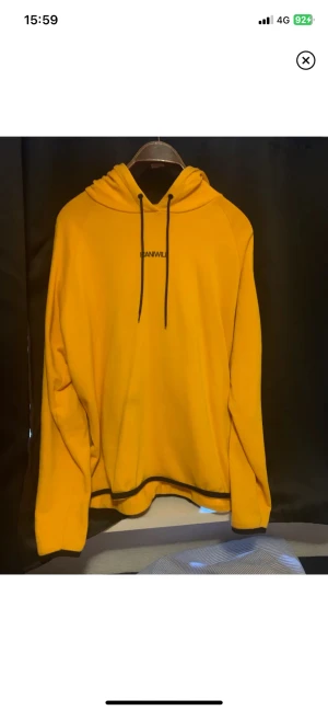 Icaniwill ICIW hoodie  - Helt ny  Liten i storlek skulle jag säga men funkar om du har l också den är stretchig det beror på hur man vill den ska sitta