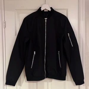 Bomber jacket  - Säljer min vår/sommar jacka som då inte kommer till användning. Mycket bra skick, nypris 800kr