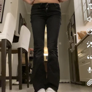 Only jeans - Säljer dessa lågmidjade svarta bootcut jeansen pga att de inte passar mig längre! I bra skick 🙌💗