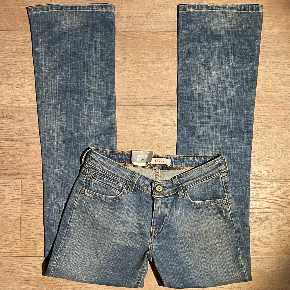 Säljer dessa jättesnygga lågmidjade jeans från Levi’s. Köpta här på plick för 500kr men de passade tyvärr inte. Innebenslängd: 86cm, midja: 80 cm. De är helt oanvända med lapp kvar💓Lånade bilder💞. Jeans & Byxor.