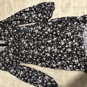 Blommig klänning  - Blommig klänning används en gång 