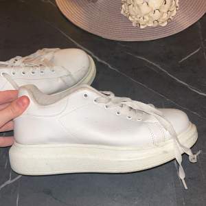 Dessa simpla vita sneakers från Nelly storlek 39 använda få gånger .  