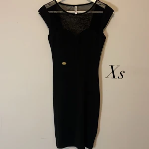 Klänning  - Klänning använd 1 gång 