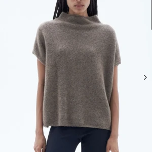 Filippa K Ximena sweater🤎 - Säljer denna underbara tröja med jakull-material. Använd ett par gånger❤️ Varm och skön men framförallt såå fin; svår att få tag på. Skriv vid frågor mvh Stina❤️❄️
