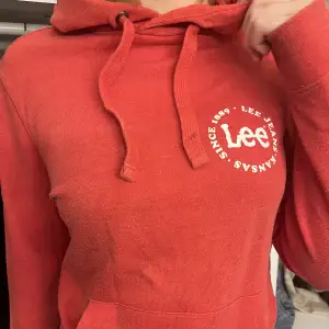 Röd hoodie från Lee!  Hör dig för fler bilder 