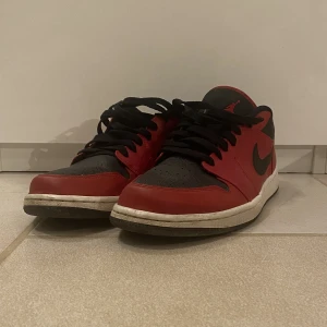 Air Jordan 1 Low - Säljer mina Air Jordans då dom inte används längre. Dom är fortfarande i bra skick men kan tvättas av lite. Vid frågor och funderingar hör av dig!