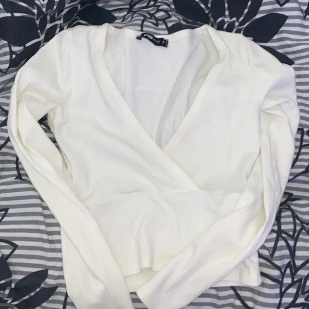 En vit topp/tröja från New yorker som inte längre kommer till användning.. Toppar.