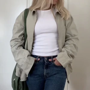 Jacka Levis  - En perfekt tunn jacka. Står att storleken är XL men jag tycker inte riktigt att den är så stor