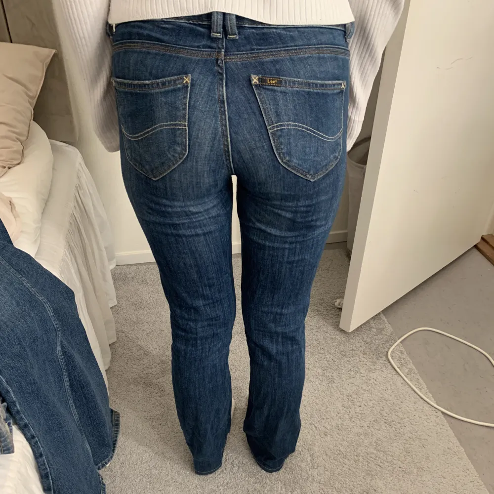 Säljer nu dessa super snygga bootcut Lee jeans då dom inte kommer till användning . Jeans & Byxor.