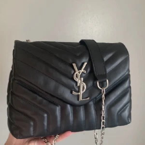 Ysl väska - Super fin ysl väska tror inte den är äkta därav priset. Den är i nyskick och 10/10 kvalitet. Man får plats med mycket i den pris kan diskuteras vid snabb affär💞