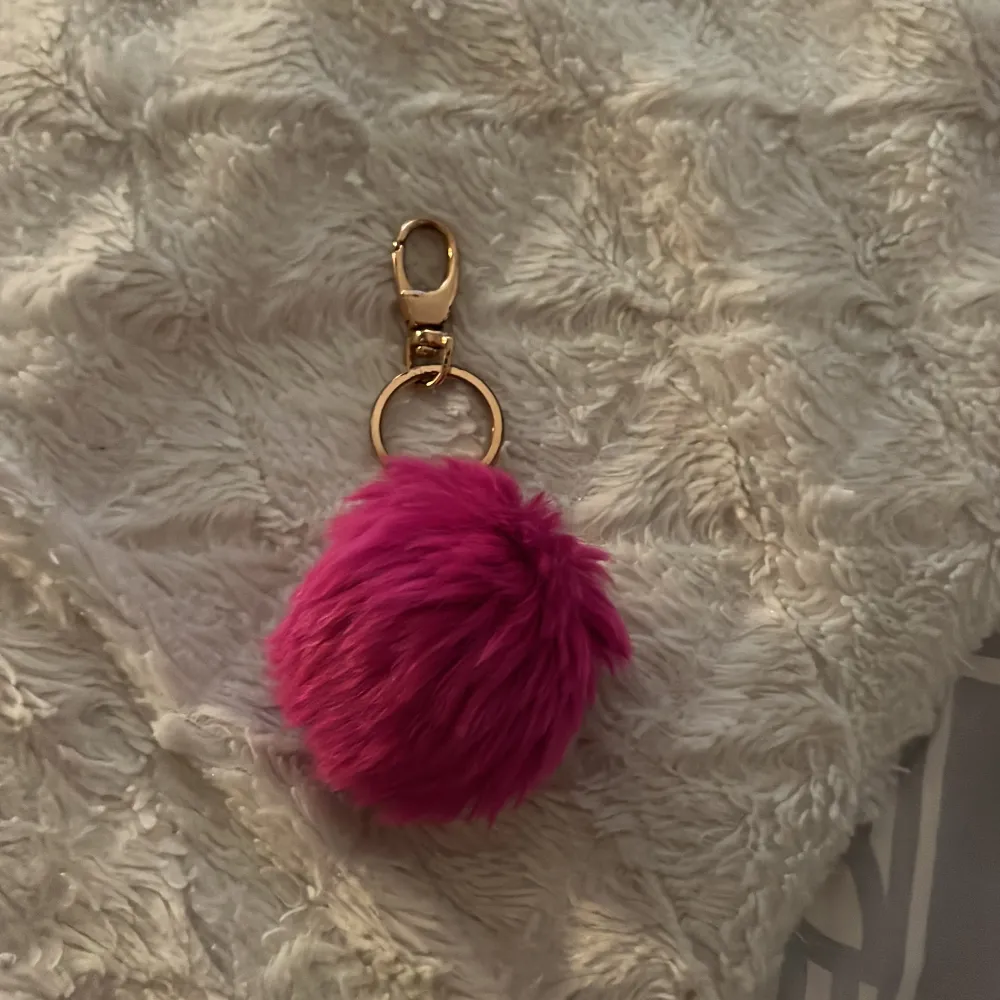 Söt liten rosa Pompom nyckelring. . Övrigt.