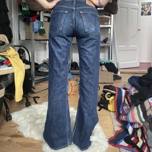 Levis jeans  - Levis jeans i bra skick. Med snygga slitsar längst ner på byx-benen. Skapar en bootcut form. 
