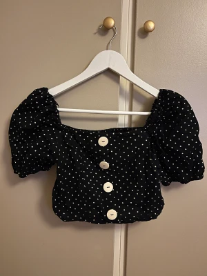 River island topp - River island topp med puffärmar i storlek 10. Aldrig använd. Värt att nämna att den är i petite modell.
