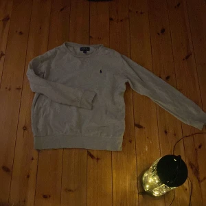 Polo Ralph lauren tröja  - Knappt Andvänd nypris 1000kr mitt Pris 350 så väldigt bra pris schik 10/10 skriv vid frågor elr mer bilder 