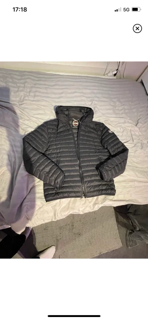 Colmar jacka - Säljer colmar Jack, beställde den och när jag testade den så var den för liten och orkar inte skicka tillbaka den , kvitto finns, Storlek M, pris går att diskutera vid snabb smidig affär.