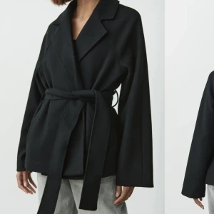 Svart kort kappa - Säljer denna populära svarta korta kappan från gina tricot. Använd 2 gånger. Slutsåld på hemsidan💕