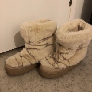 Fluffiga skor  - Skor som liknande inukii skor. Köpta på hm förra året men använda endast 1 gång så i väldigt fint skick!! Storlek 38 true to size