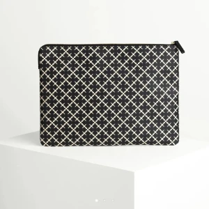Datorfodral Malene Birger - Helt slutsålt datorfodral från By Malene Birger! 💕Oanvänd. Skriv privat vid intresse.