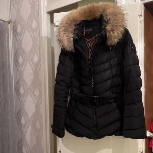 Hollies storlek 36 - Hej. Säljer min Hollies jacka den är två år gammal men i väldigt fint skick. Äkta päls och inga hål eller liknande!