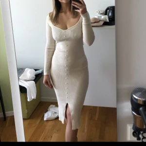 Klänning från NA-KD - Använd endast 1 gång på en examen.  Nyskick, fast utan prislapp kvar. Inga fläckar eller defekter. Strl S-M. 