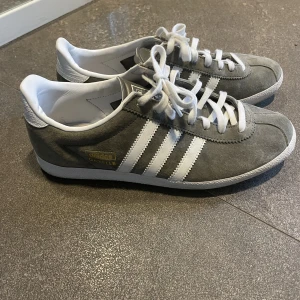 Adidas Gazelle grå nya - Som nya bara använda två gånger de är tyvärr för små för mig. 38,2/3 