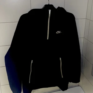 Nike Jacka  - Svart Nike vind/regn jacka i väldigt bra skick, inga defekter. Storlek M men passar bra på L