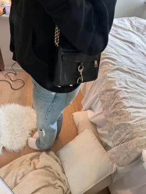 Rebecca Minkoff väska  - Säljer denna skitanygga Rebecca Minkoff väska som jag ej använder, lite avskalad färg på nedre hörn men inget som märks💓