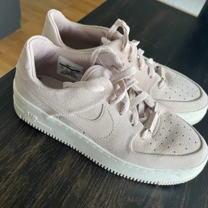 Nike AF1 Sage Low  - Så fina men tyvärr lite för små för mig   Fint skick, liten skavank på högra bak men knappt så det syns. Lägger in bild på det ändå 