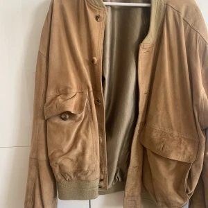 Bomberjacka i mocka - Bomberjacka i äkta mocka. Gissar på att det är en herrstorlek L. Jag är själv en M och denna är oversized.