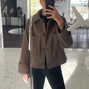 Jacka Kappahl - Fin brun jacka från Kappahl strl S. Använd några gånger, har lite noppor på framsidan av fickorna. Kan skickad mot fraktkostnad eller mötas upp☺️