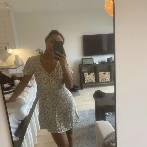 Blommig klänning  - Fint skick!