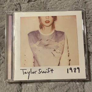 1989 cd  - Original verisionen av taylors swifts album 1989 på cd. Helt ny, säljer då jag rensar i min samling 😊ny kostar 99kr