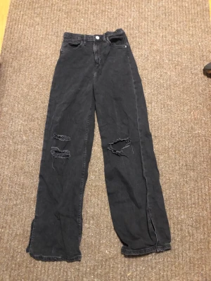 Svarta jeans, wide leg - Väldigt bra skick! Jeansen har en justerbar midja! Jeansen är okså baggy. Storleken är 158 men passar även xs!🤍☺️
