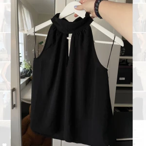 Halterneck topp - Säljer denna super fina fest topp från Vero Moda då den inte kommer till användning🌟Använd max 1 gång