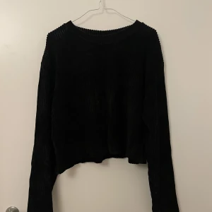 Ribbad tröja weekday - Svart ribbad tröja från Weekday i mjukt material, storlek M