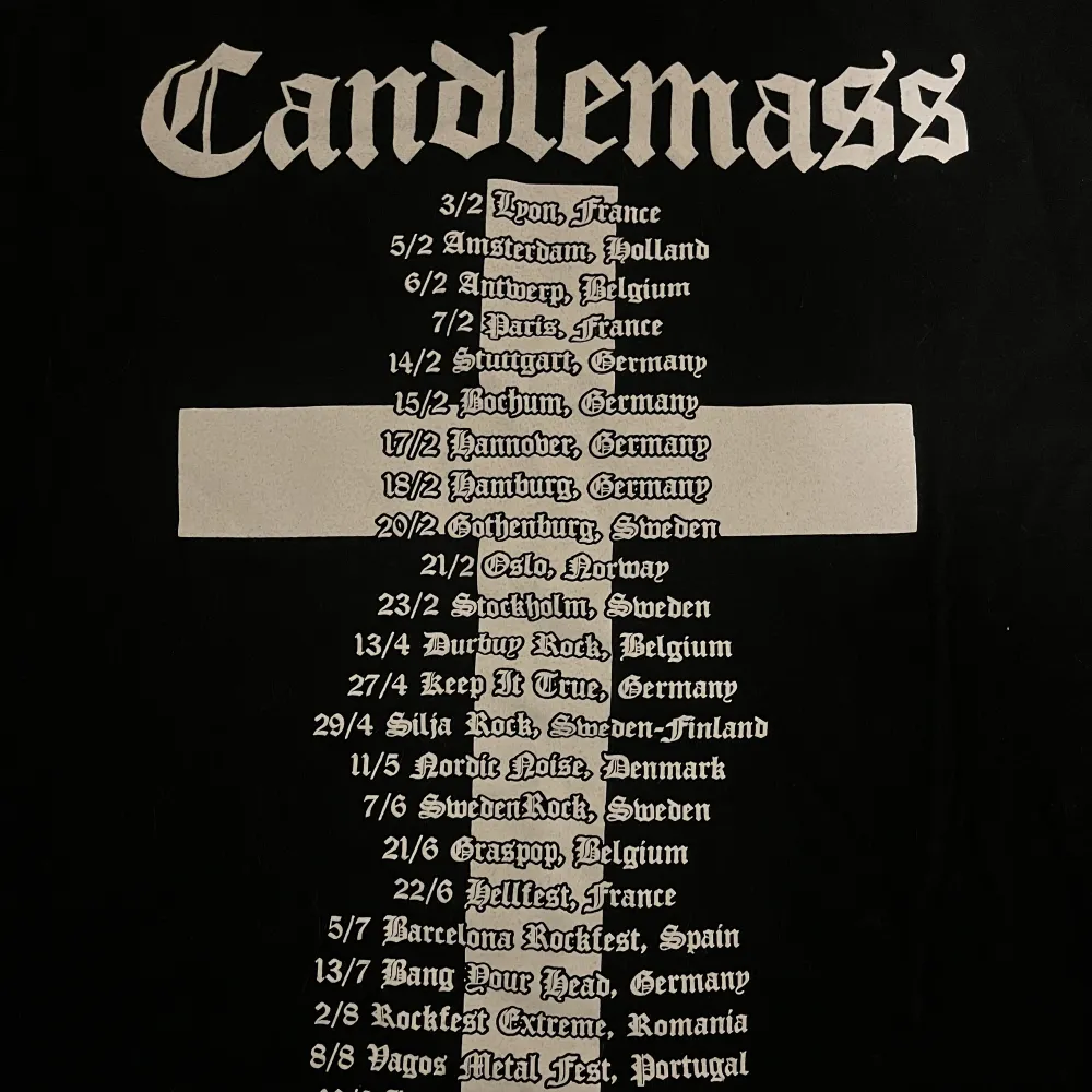 En jätte frän Candlemass t-shirt som tyvärr är allelens för stor för min del.  Priset går alltid att diskutera ;). T-shirts.