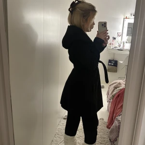 Jacka  - kappa med knyten runt midjan och luva, jätte bra skick inga defekter💓