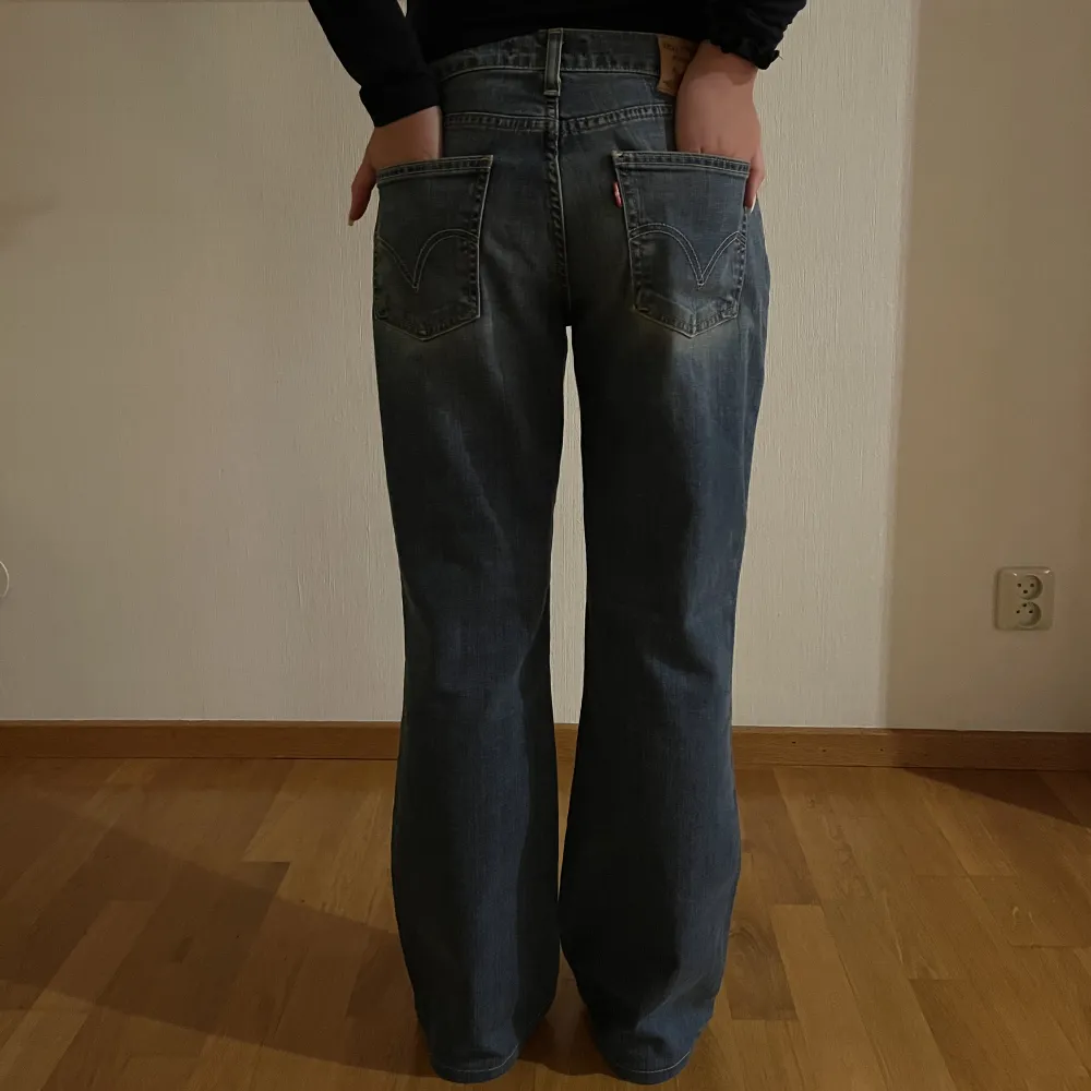 Säljer dessa levis jeans i storlek S. Midja 40. Innerben 71. 🥰. Jeans & Byxor.